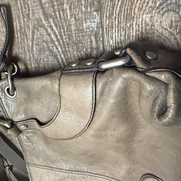 Fossil mint near new condition large Gray Leather Shoulder Bag/crossbody KEY - Picture 10 of 16